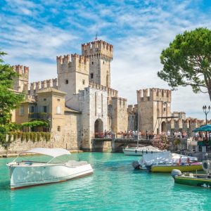 WINTER WONDERLAND: Dvorac Sirmione i Advent na jezeru Garda uz POLUPANSION - 2 DANA 🇮🇹🎄🏰